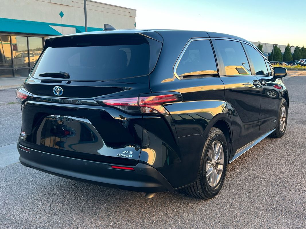 2021 Toyota Sienna XLE Hybrid photo 2