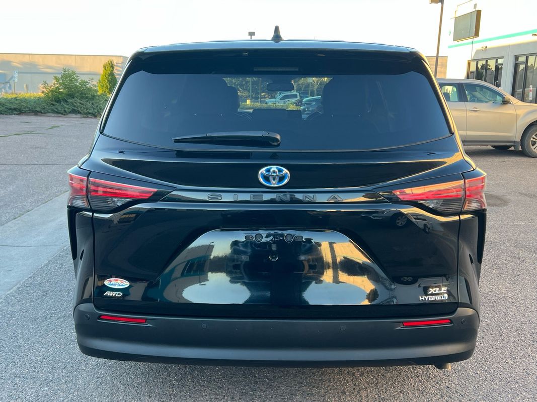 2021 Toyota Sienna XLE Hybrid photo 3