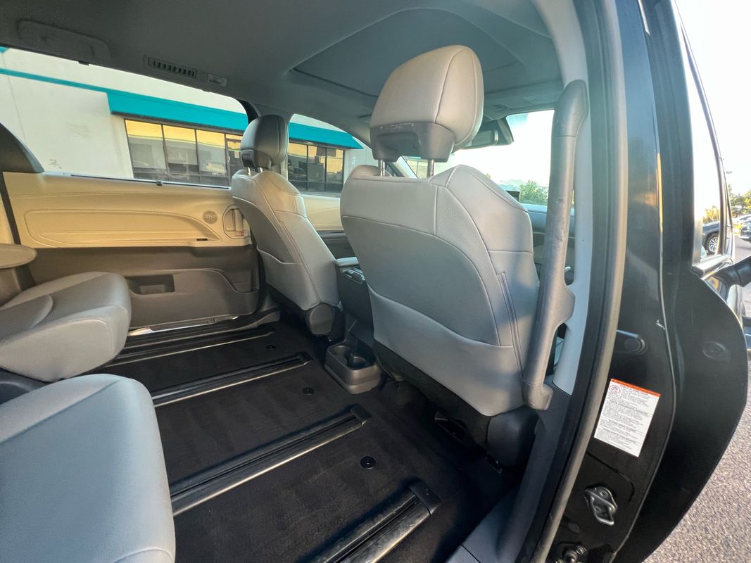 2021 Toyota Sienna XLE Hybrid photo 13