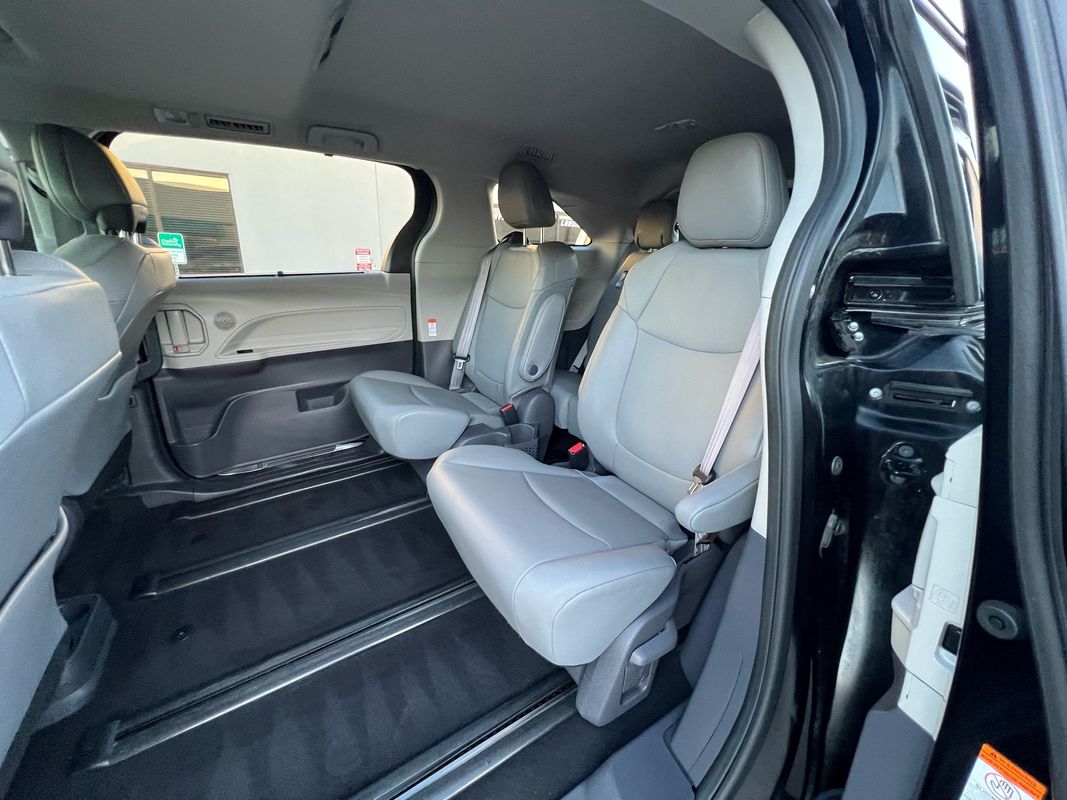2021 Toyota Sienna XLE Hybrid photo 18