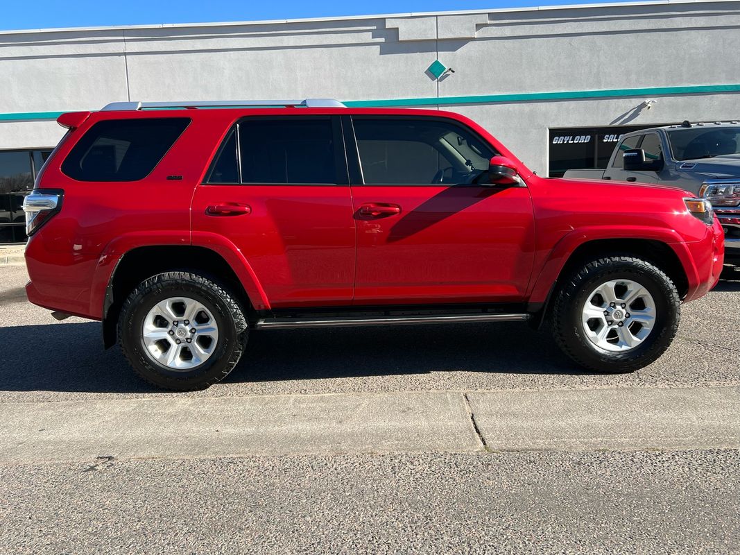 2016 Toyota 4Runner SR5 photo 2