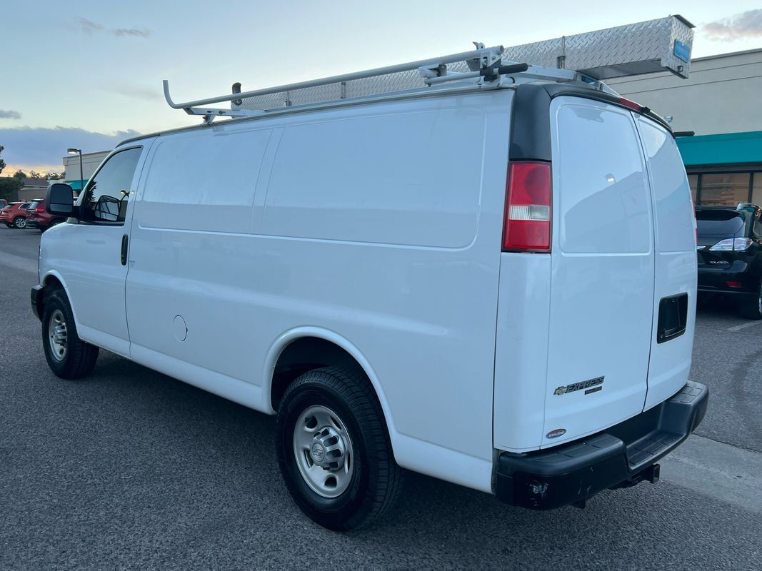 2015 Chevrolet Express 3500 Cargo Van photo 4