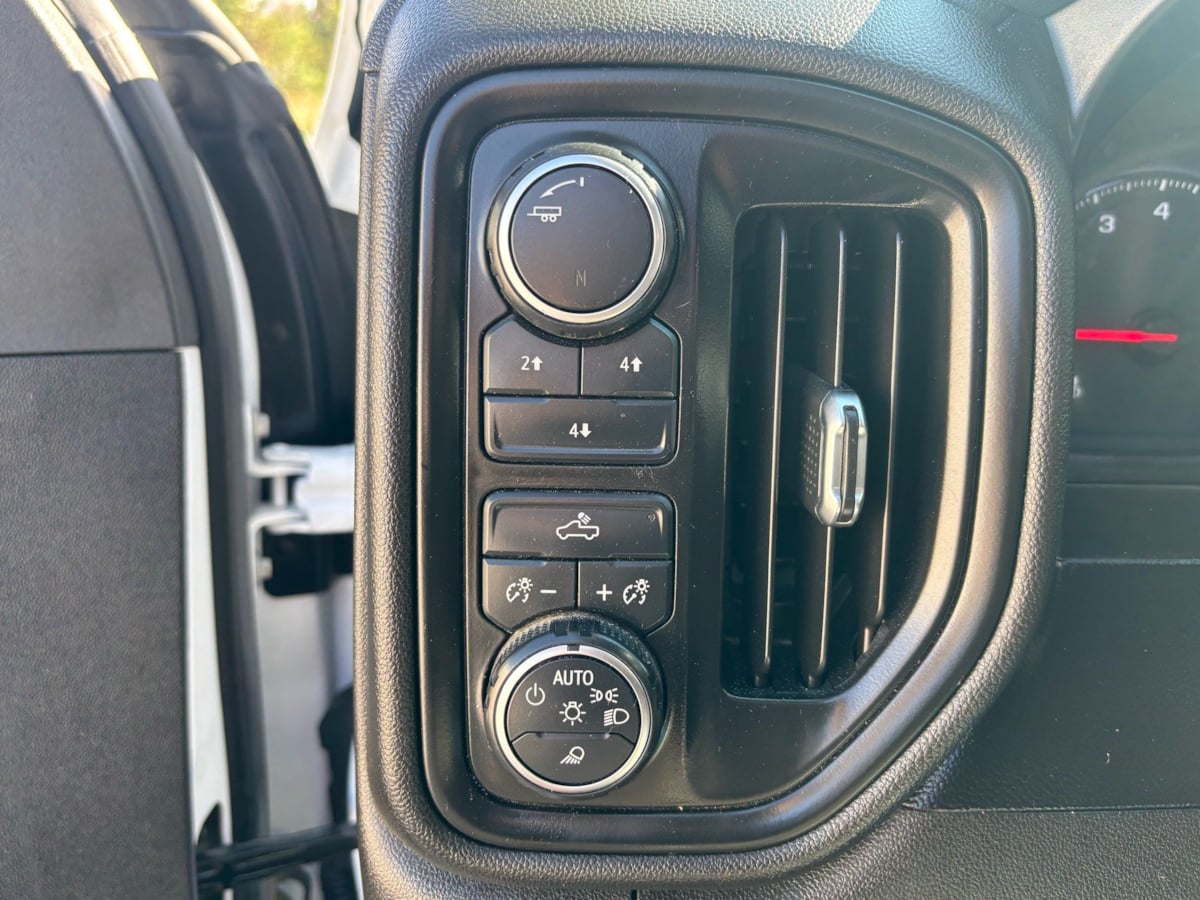 Chevrolet Silverado photo 21