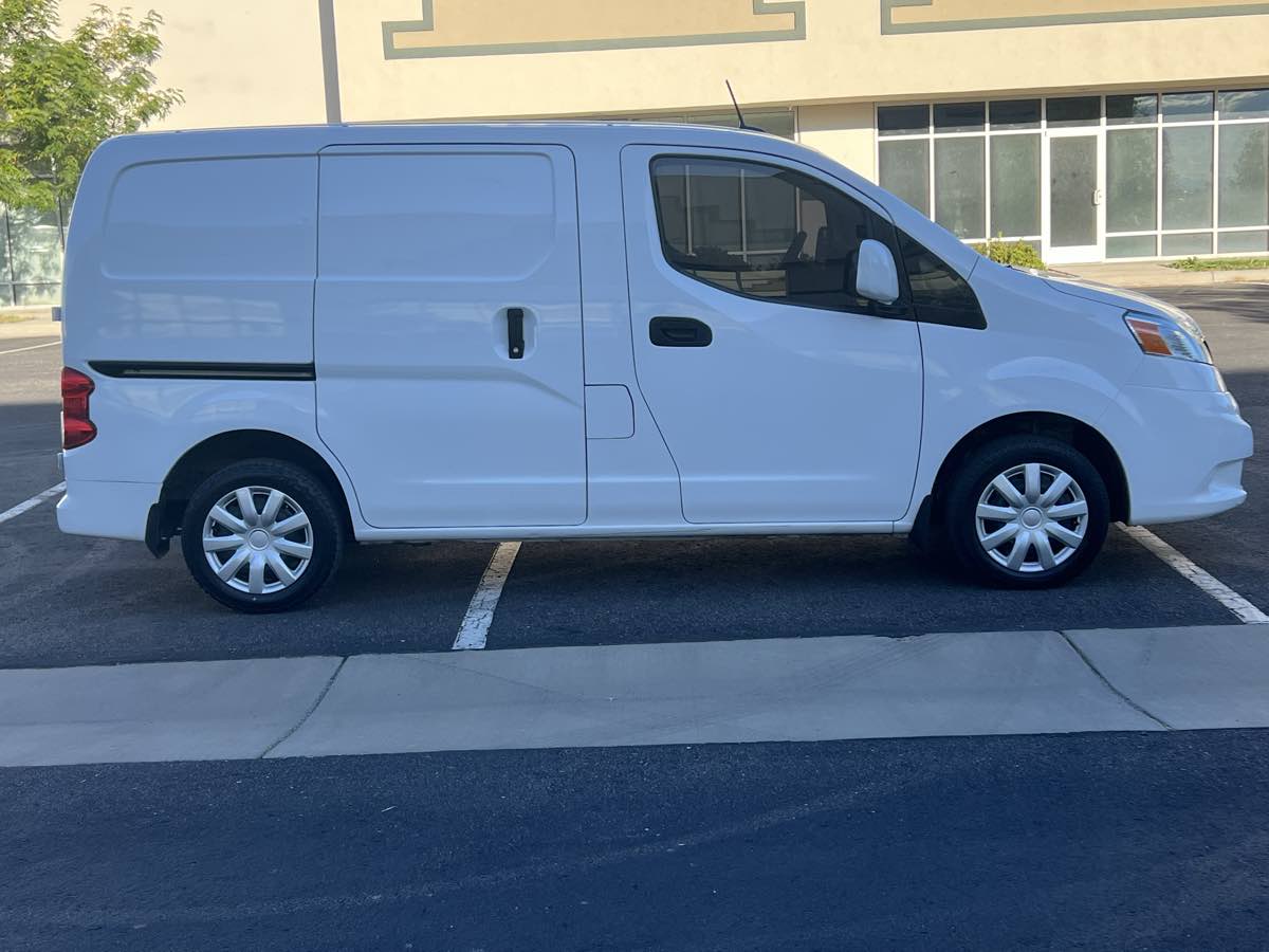 Nissan NV200 photo 2