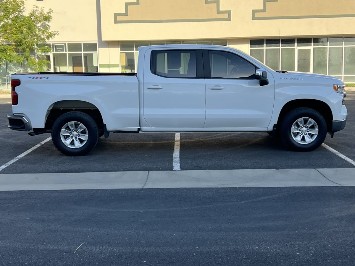 Chevrolet Silverado photo 2