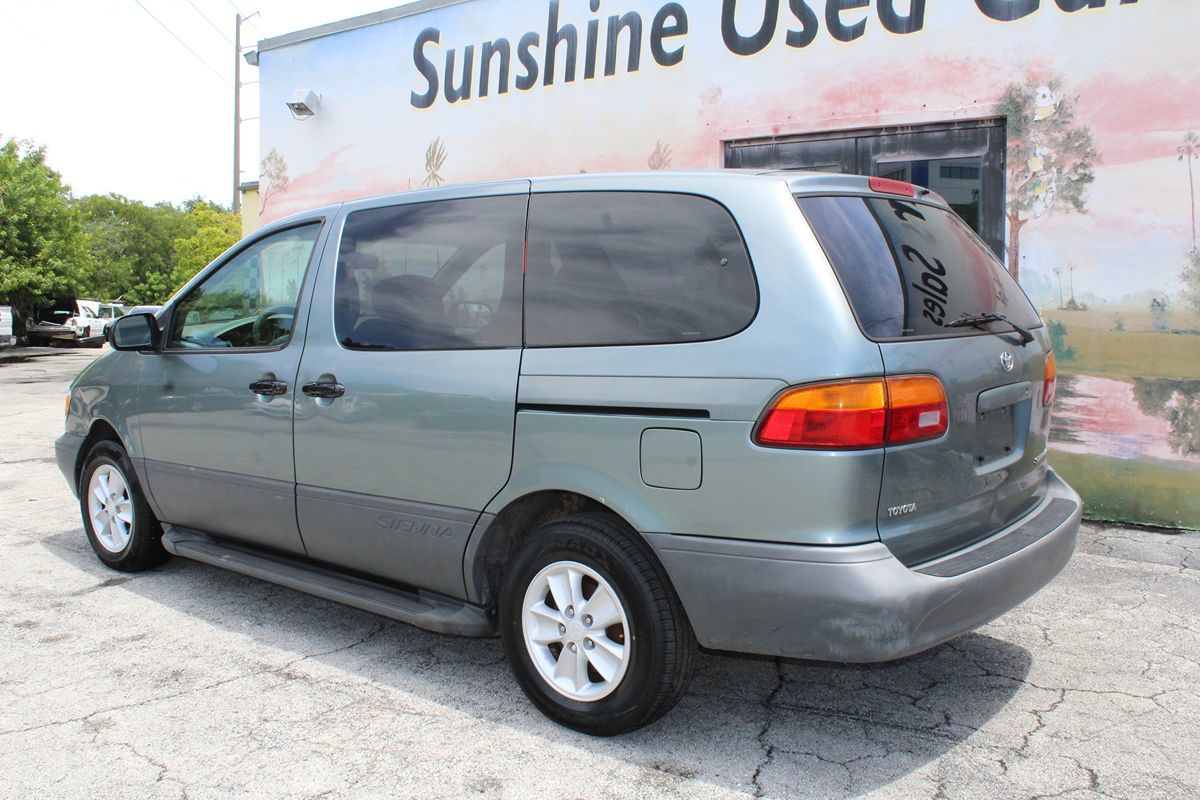 1998 Toyota Sienna - $3,500
