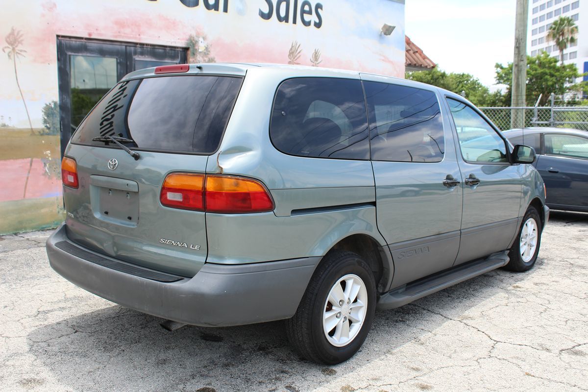 1998 Toyota Sienna - $3,500
