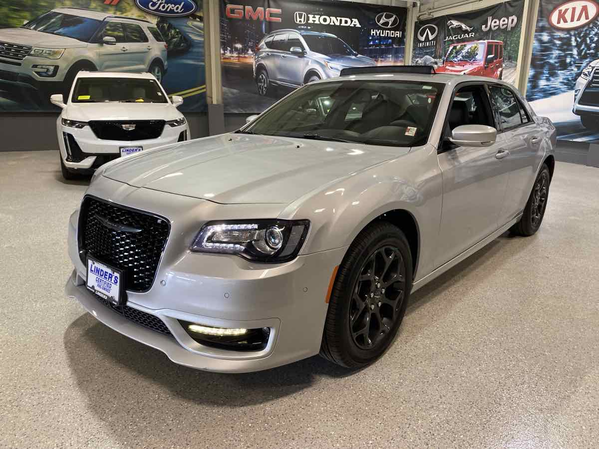 2023 Chrysler 300 Touring L - Photo 3
