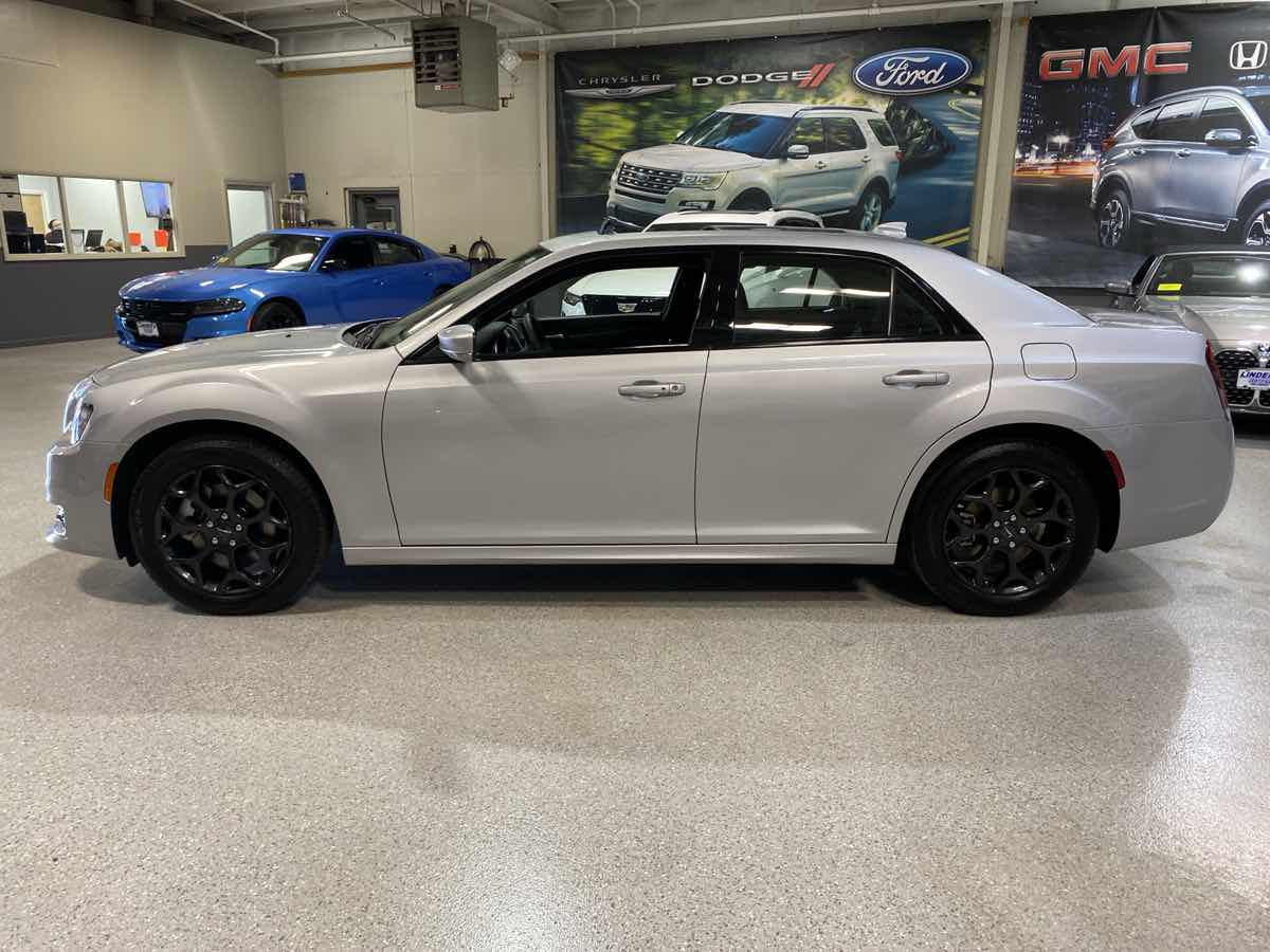 2023 Chrysler 300 Touring L - Photo 4
