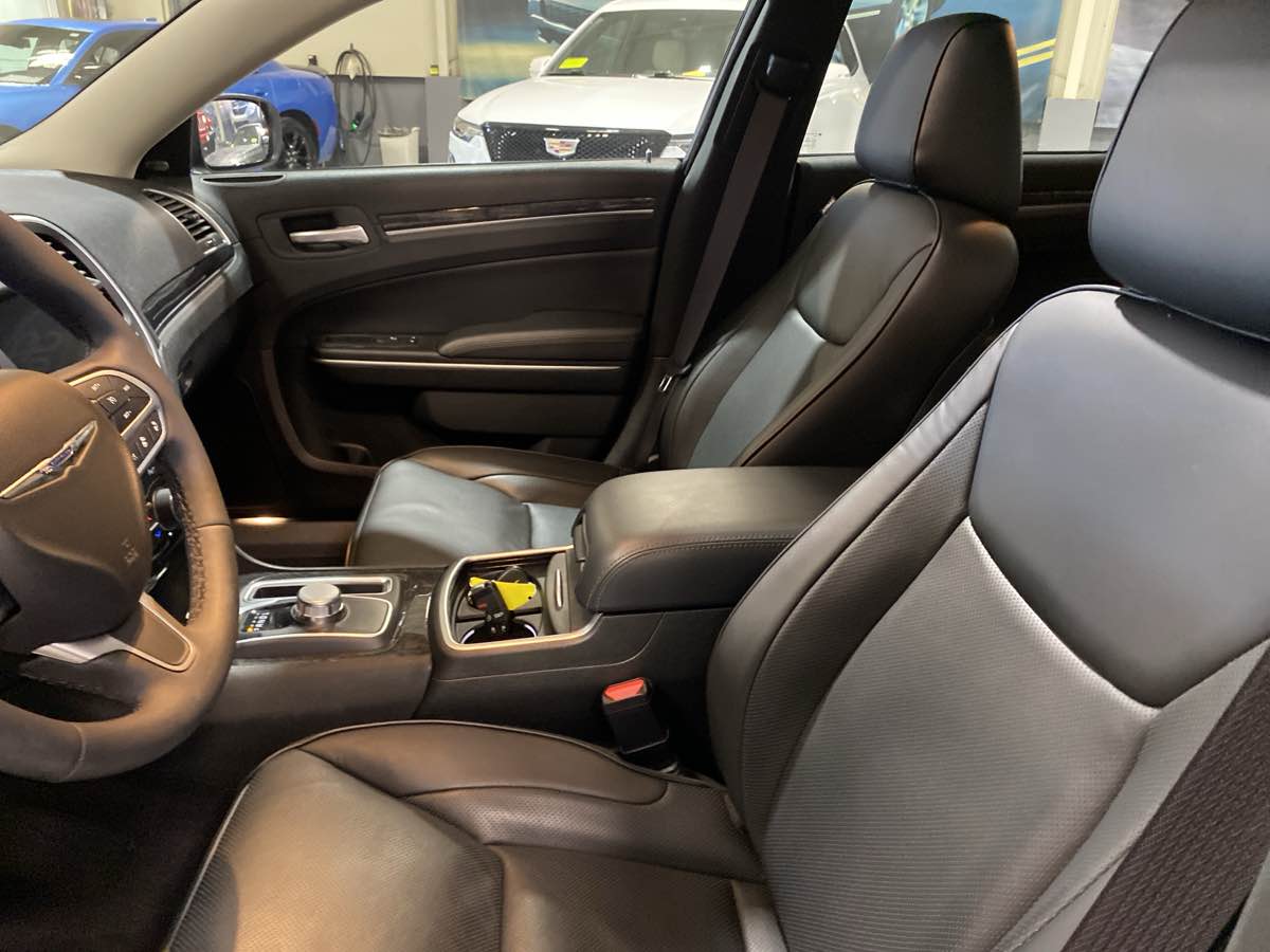 2023 Chrysler 300 Touring L - Photo 12