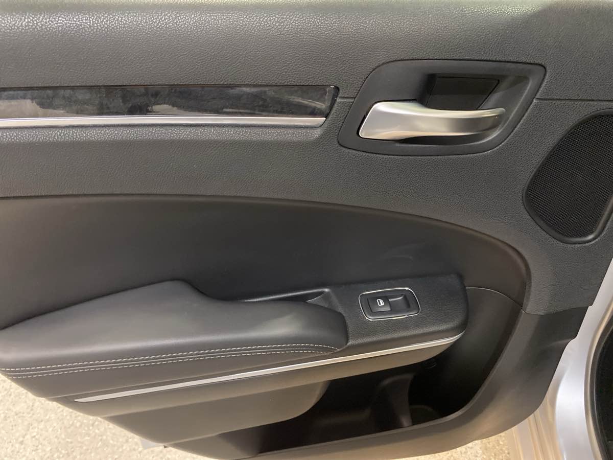 2023 Chrysler 300 Touring L - Photo 15