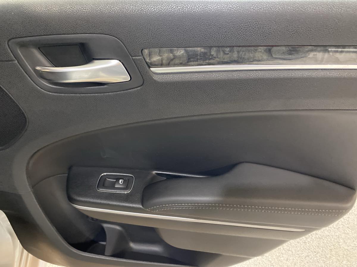 2023 Chrysler 300 Touring L - Photo 18