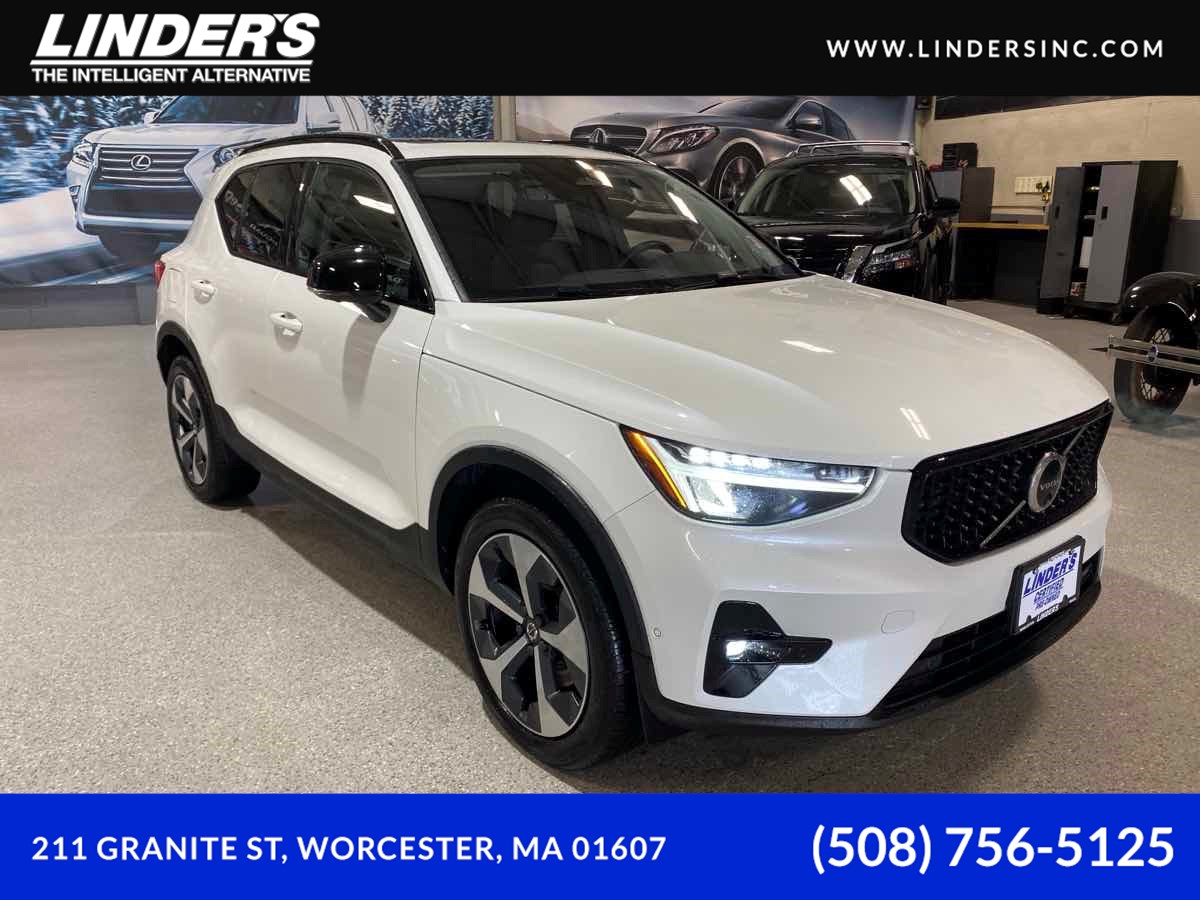 2024 Volvo XC40 Plus Dark Theme AWD