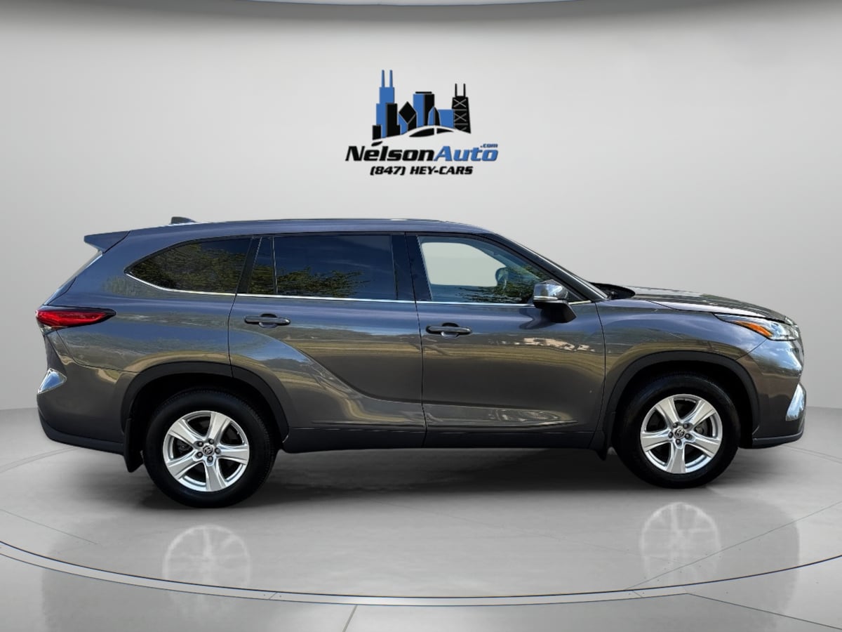 2021 Toyota Highlander LE photo 3
