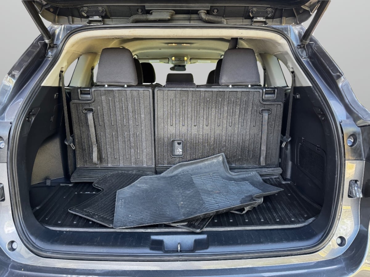 2021 Toyota Highlander LE photo 14