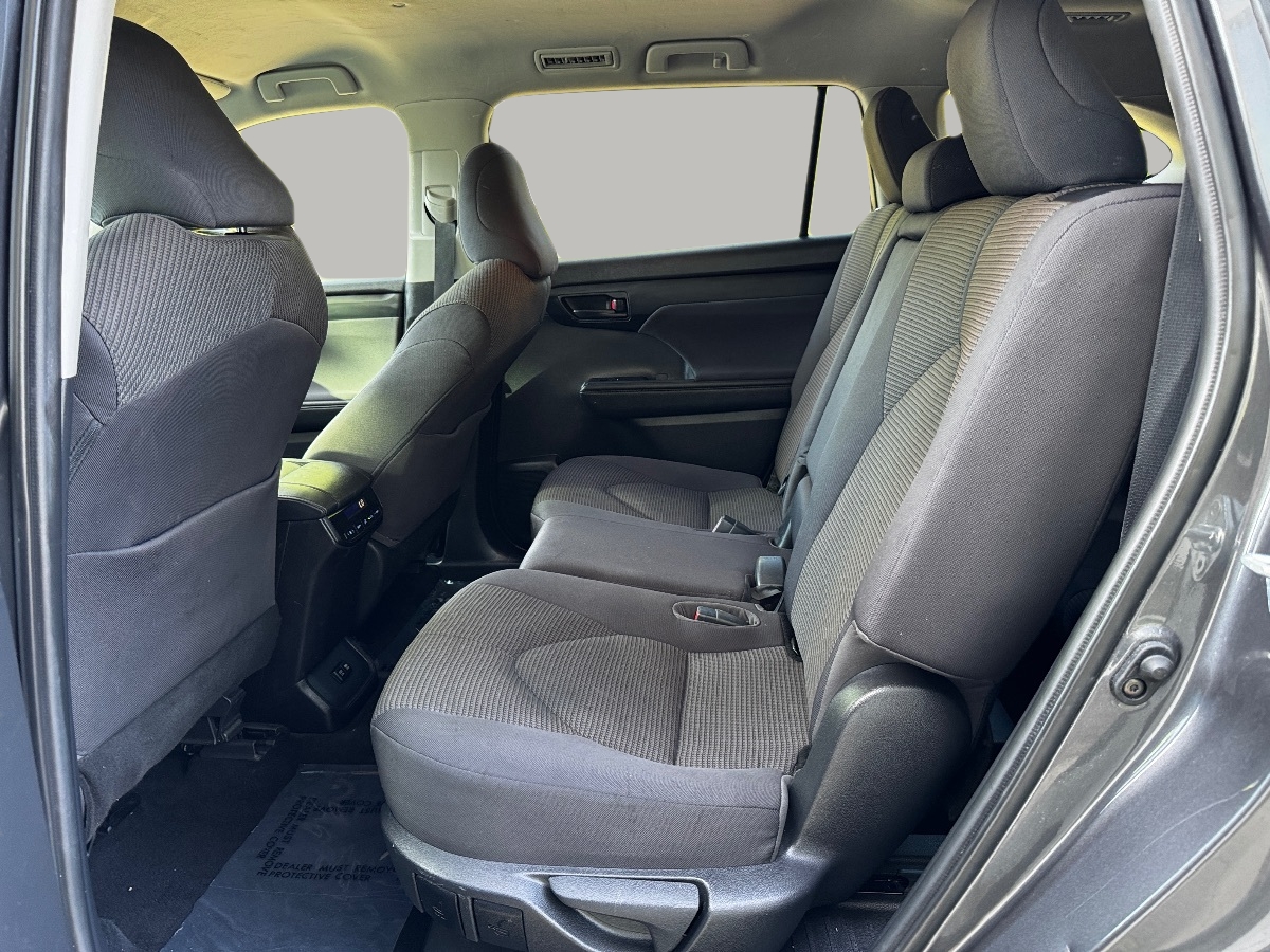 2021 Toyota Highlander LE photo 16