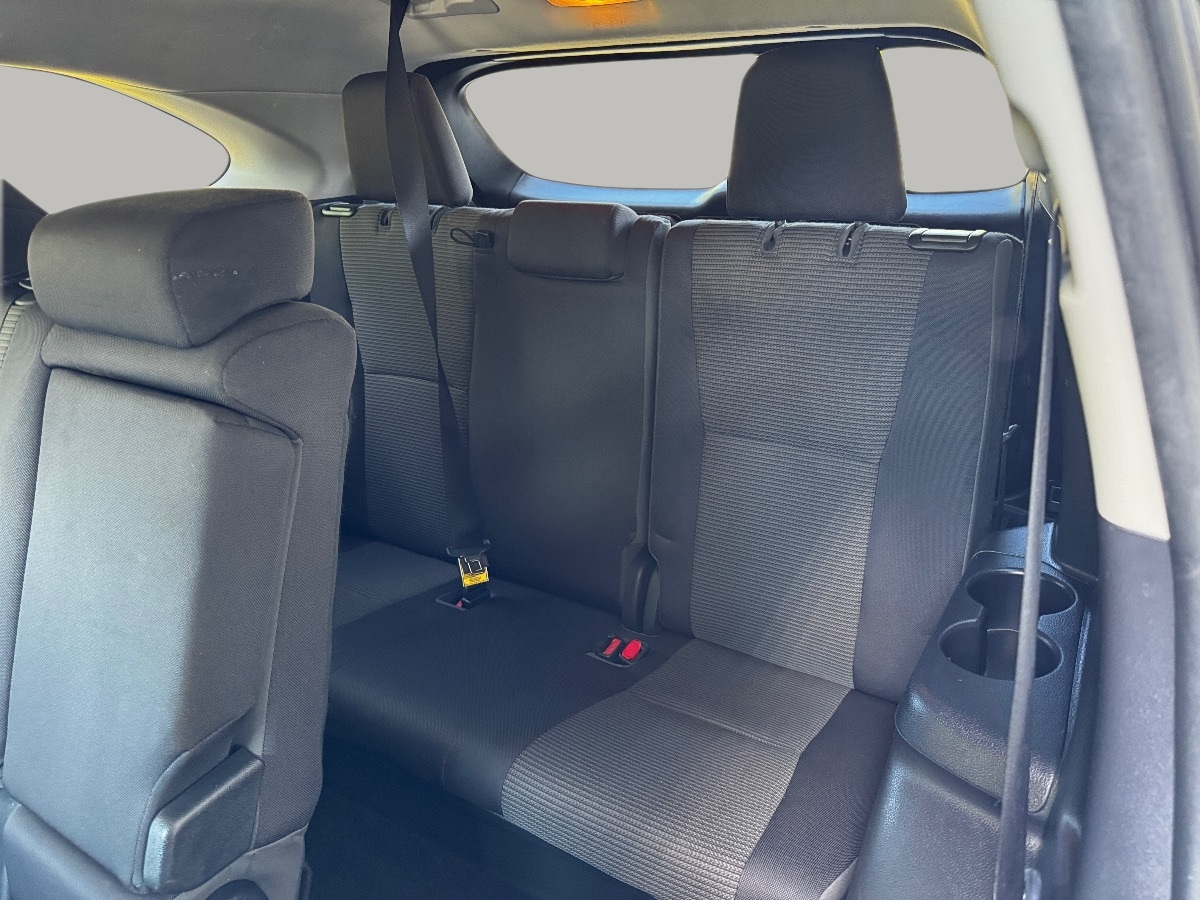 2021 Toyota Highlander LE photo 17