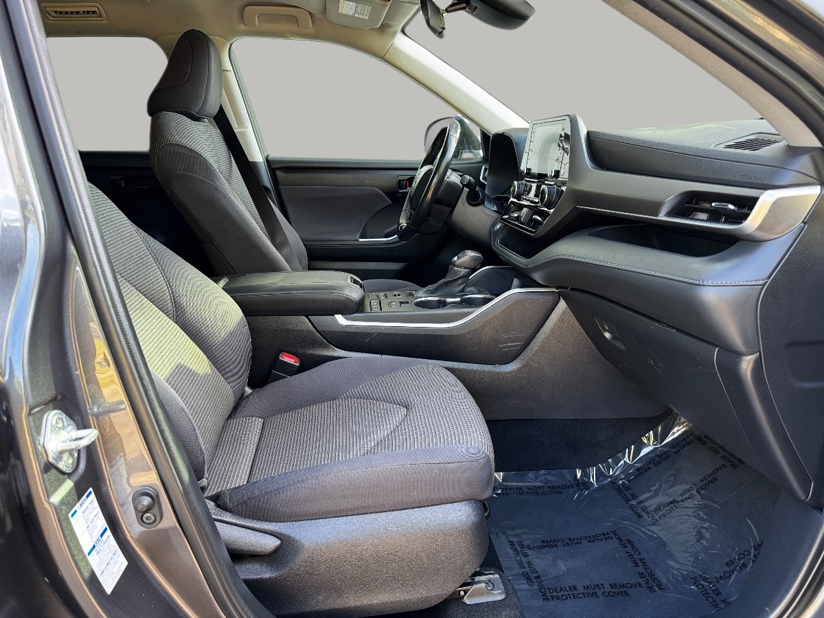 2021 Toyota Highlander LE photo 20
