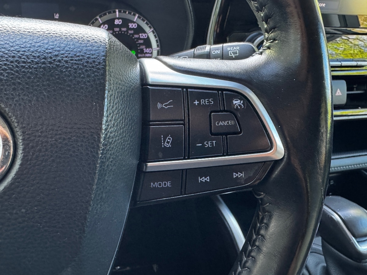2021 Toyota Highlander LE photo 25