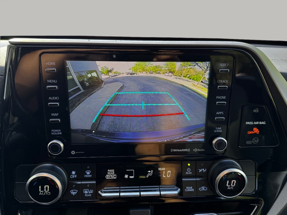 2021 Toyota Highlander LE photo 28