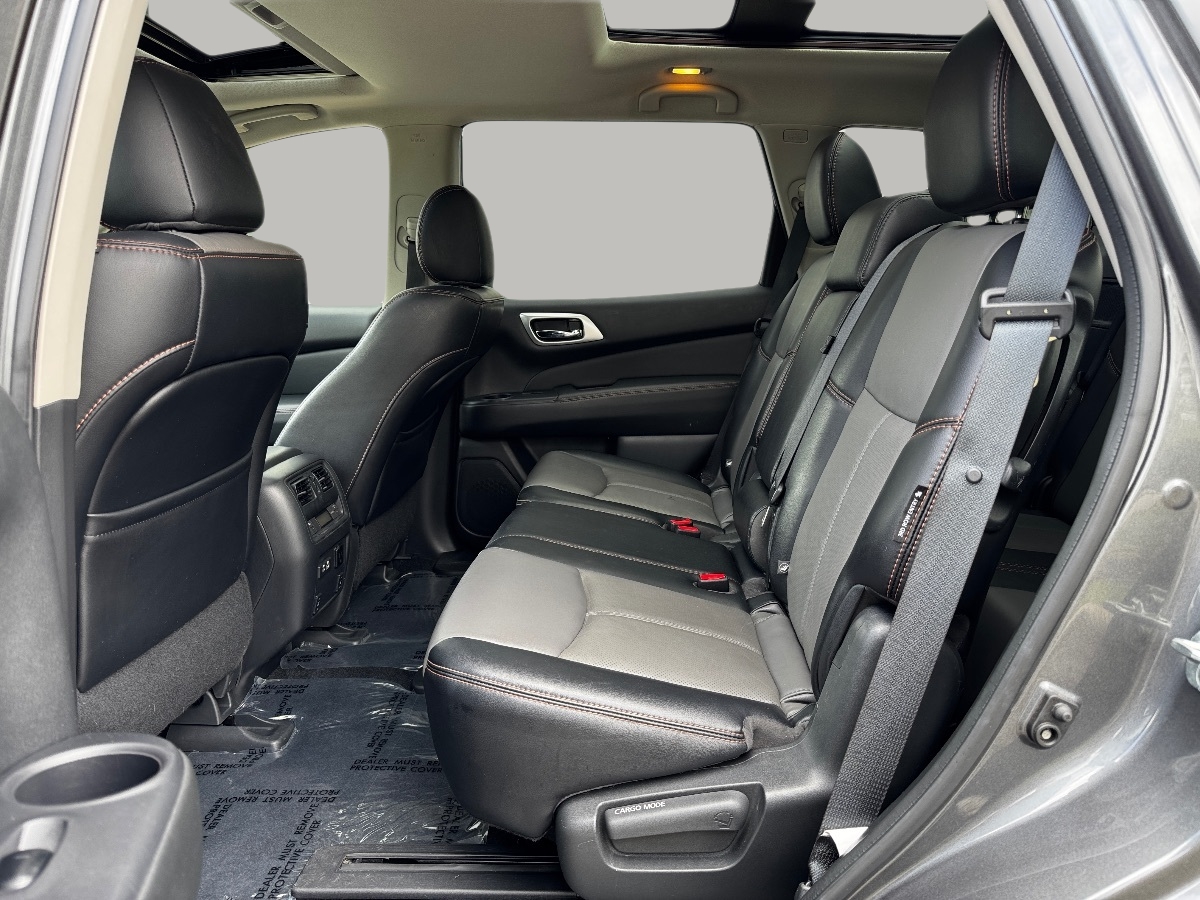 2019 Nissan Pathfinder SL photo 17