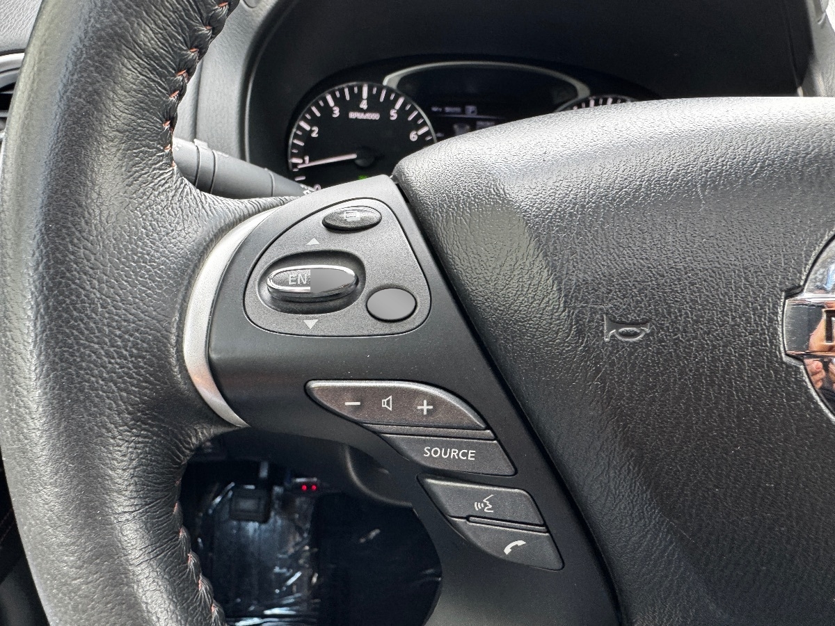 2019 Nissan Pathfinder SL photo 25