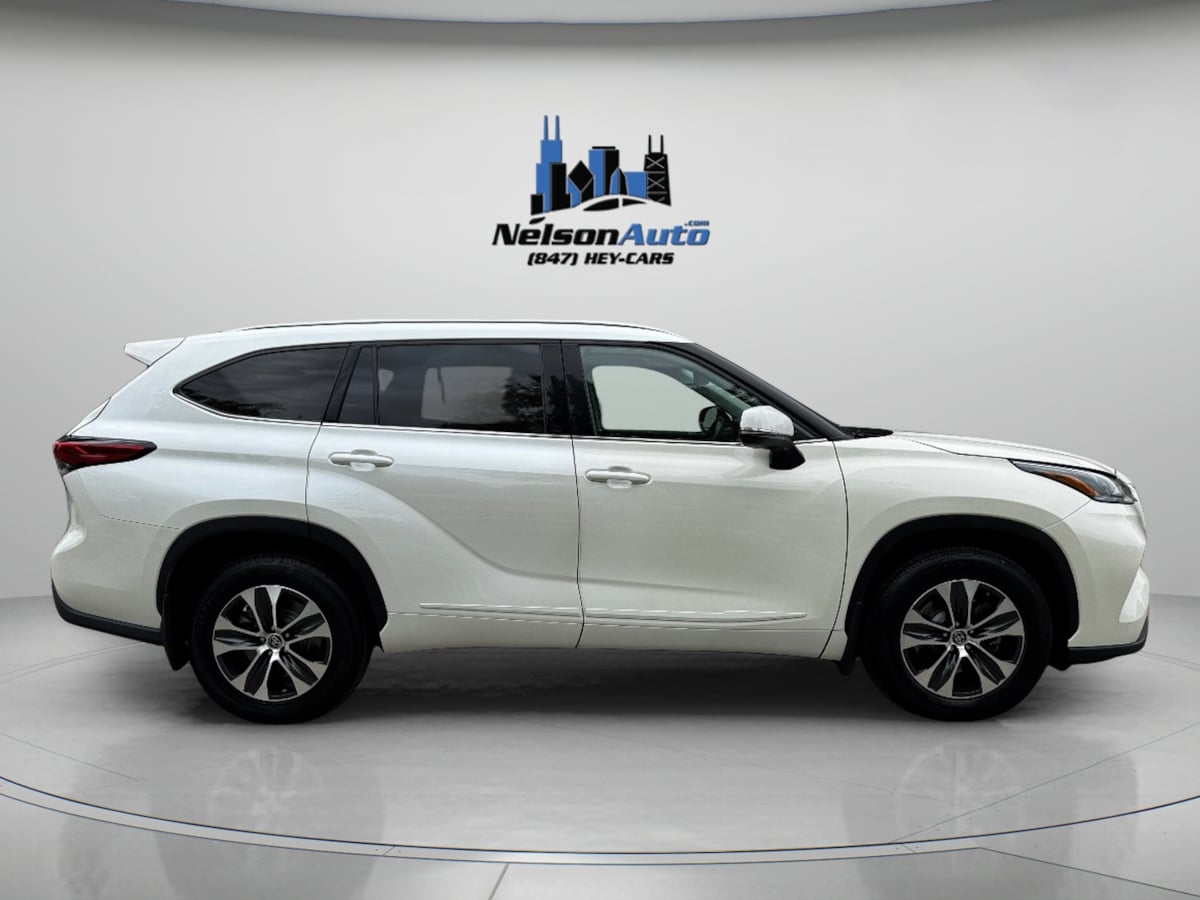 2021 Toyota Highlander XLE photo 3