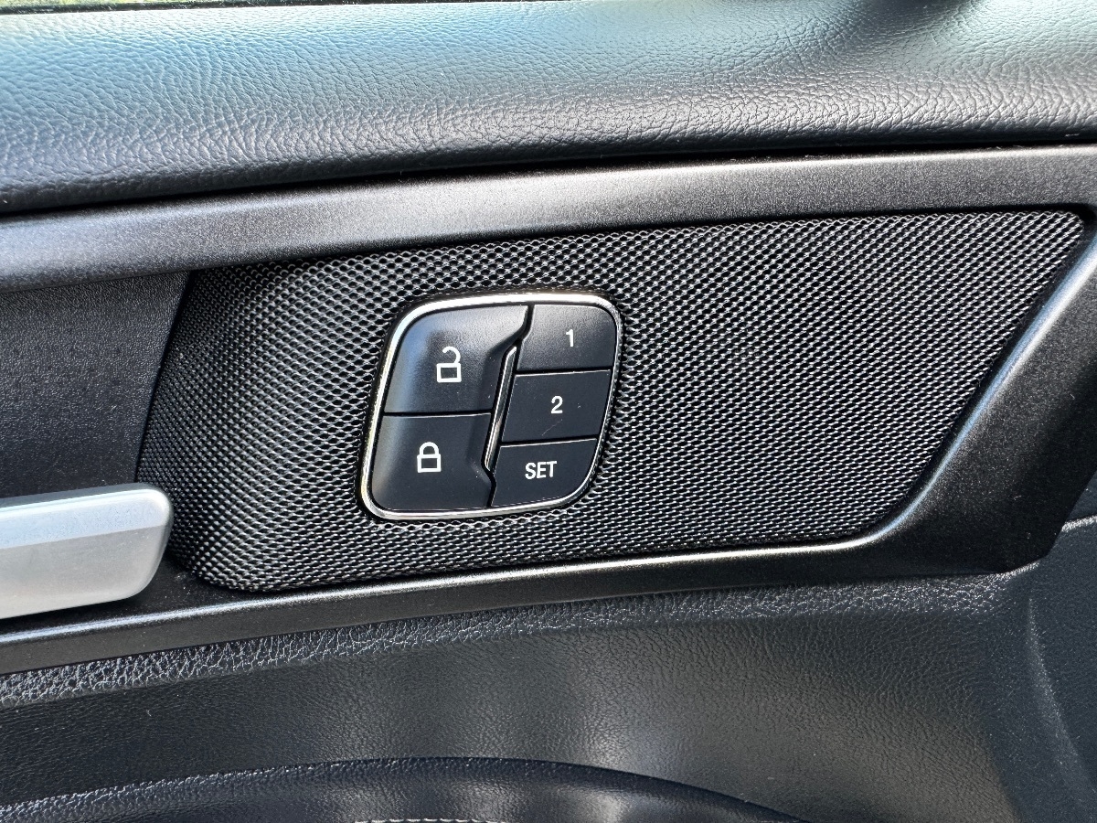 2017 Ford Fusion Energi Titanium photo 26