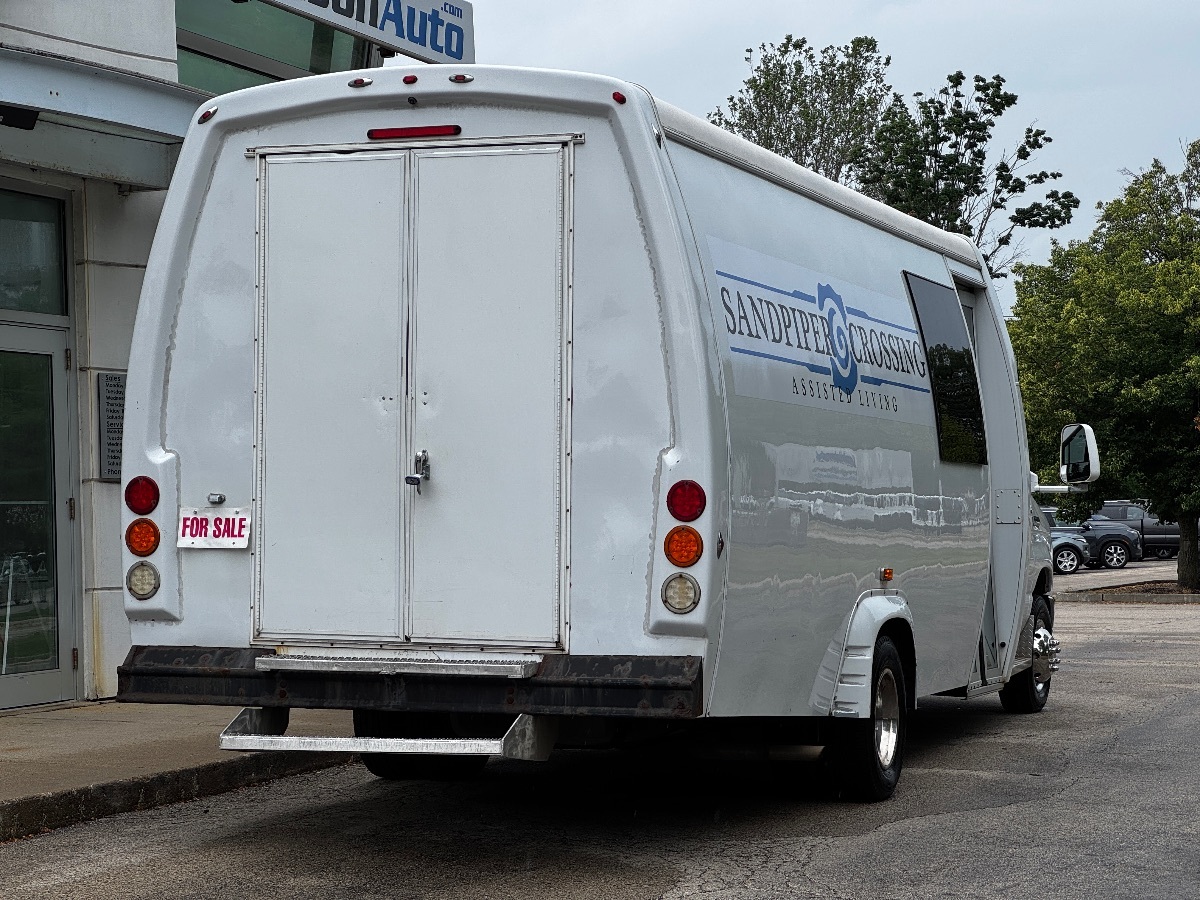 2016 Ford E-450 photo 4