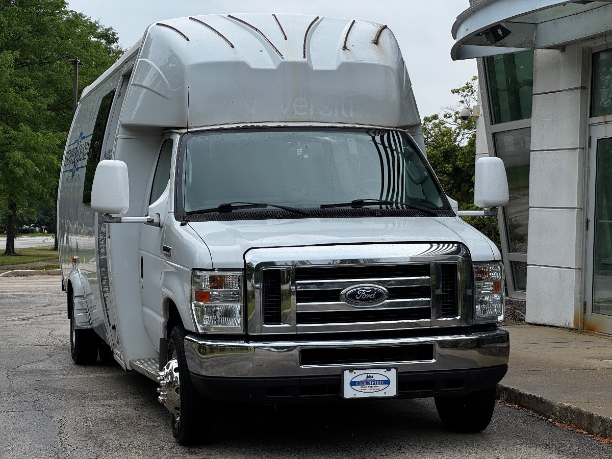 2016 Ford E-450 photo 2