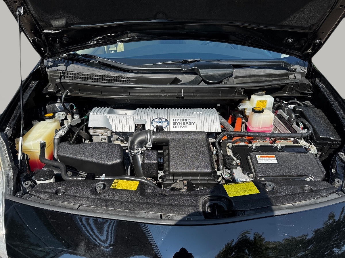2013 Toyota Prius Four photo 13
