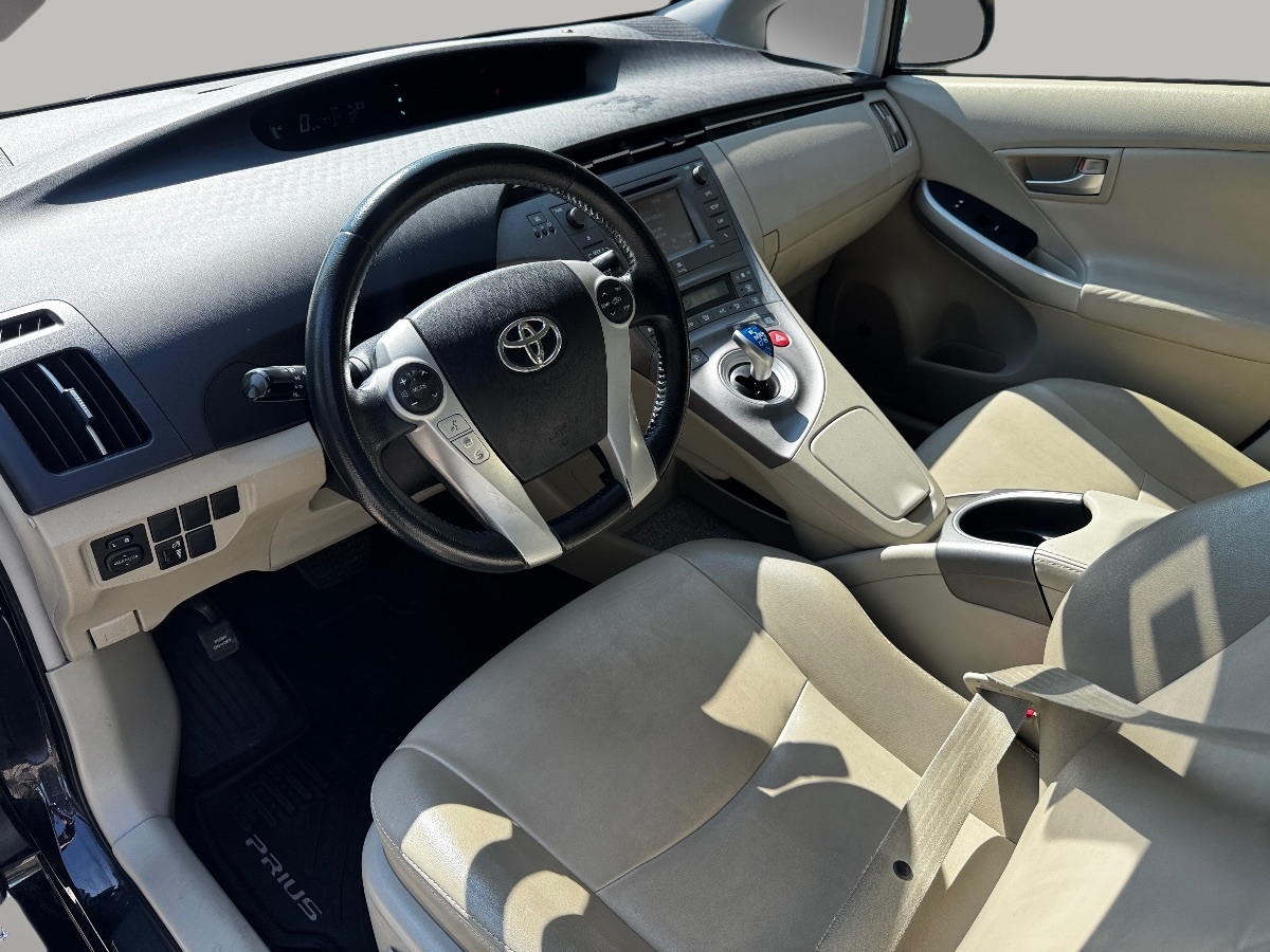 2013 Toyota Prius Four photo 15