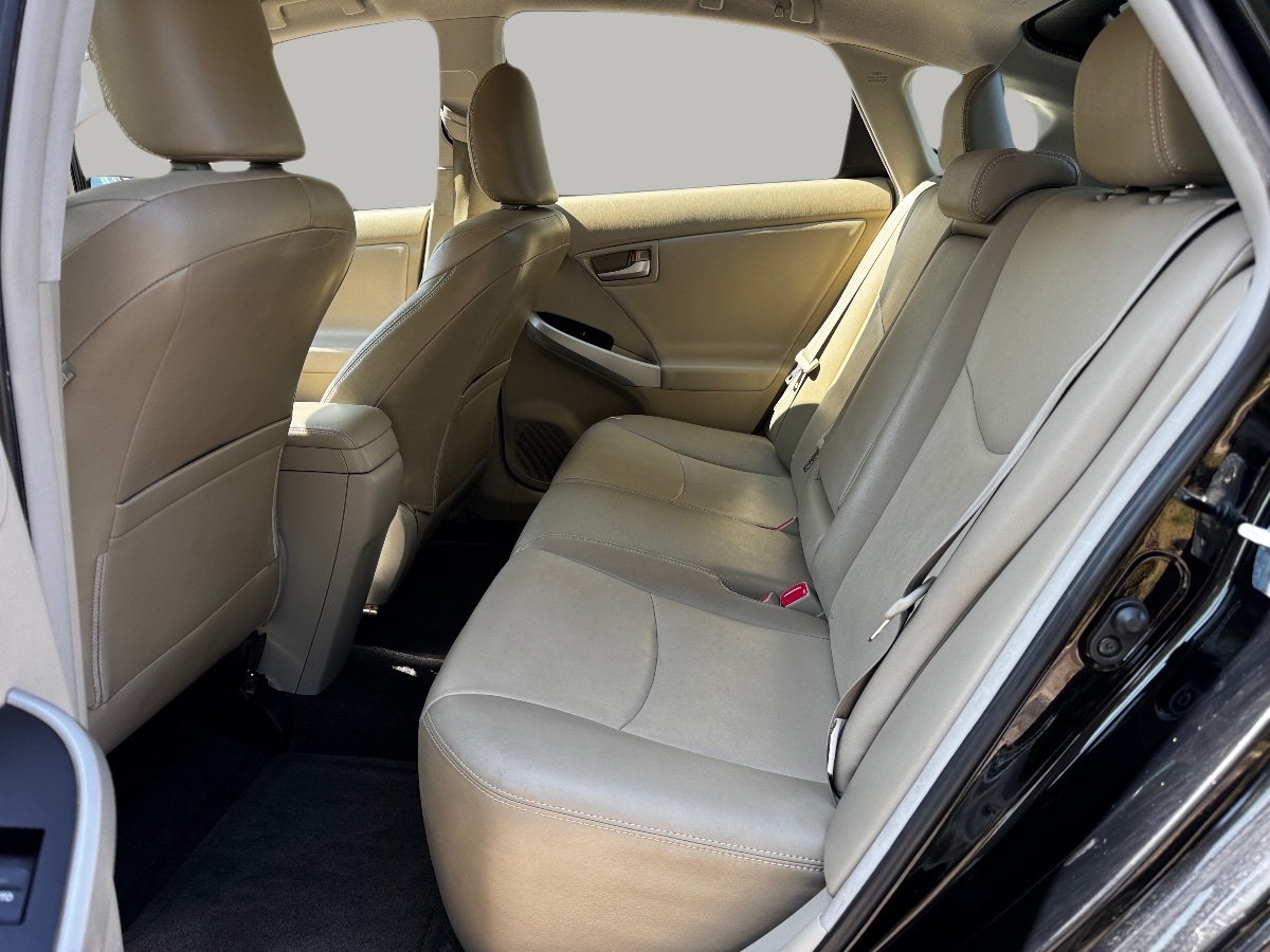 2013 Toyota Prius Four photo 16