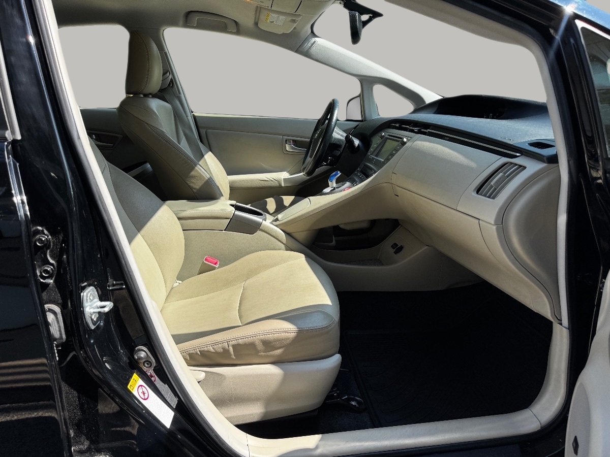 2013 Toyota Prius Four photo 18