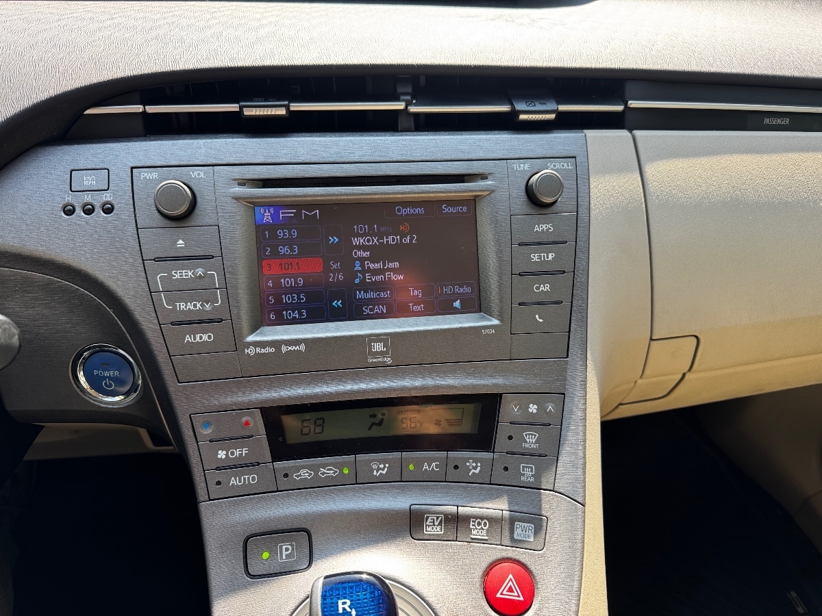 2013 Toyota Prius Four photo 24