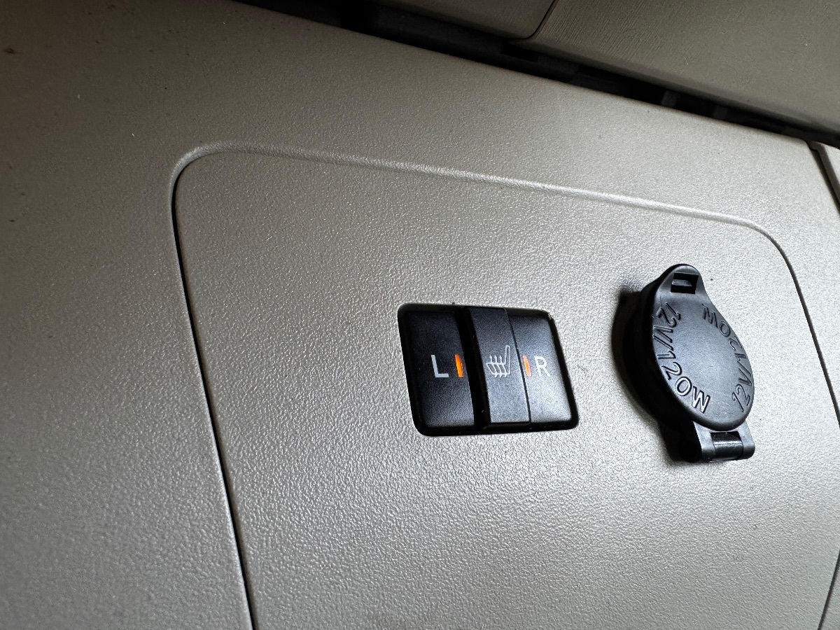 2013 Toyota Prius Four photo 26
