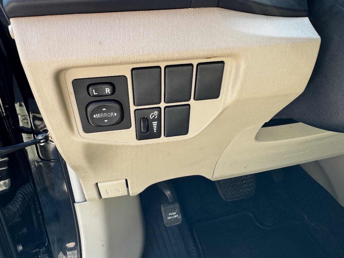 2013 Toyota Prius Four photo 28