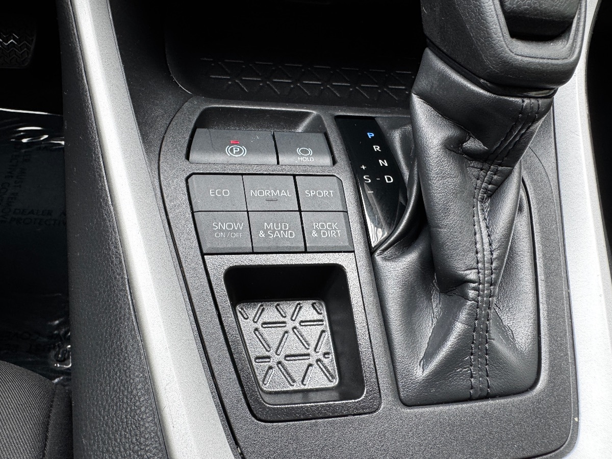 2024 Toyota RAV4 LE photo 26