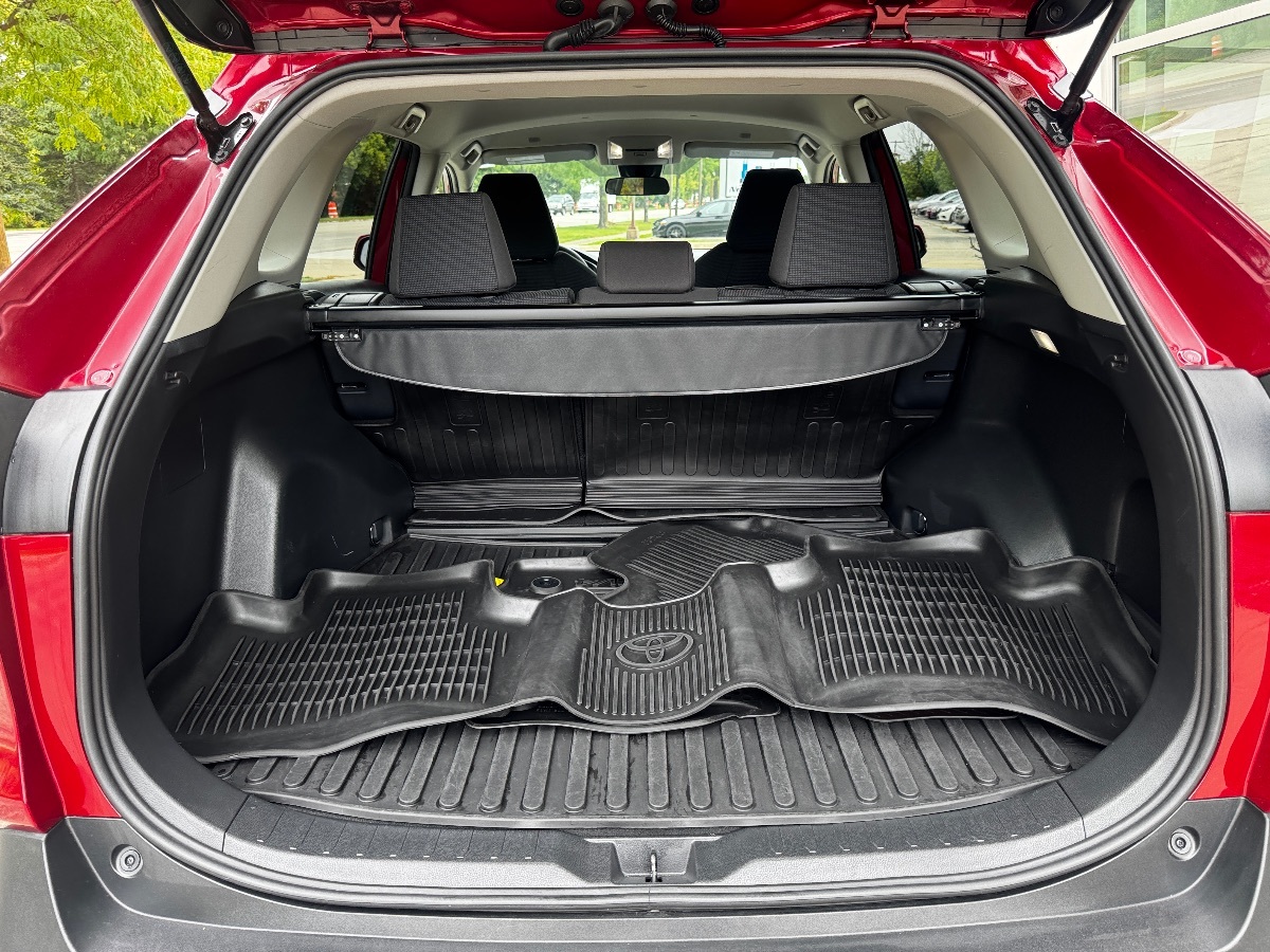 2024 Toyota RAV4 LE photo 12
