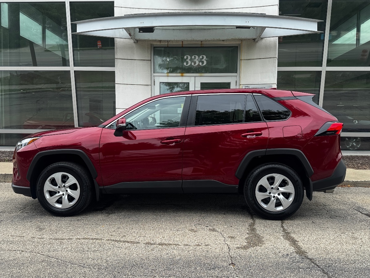 2024 Toyota RAV4 LE photo 8