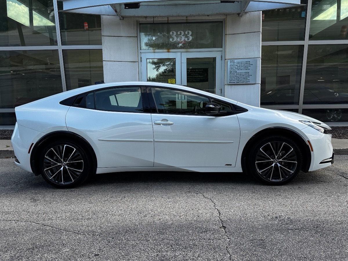 2024 Toyota Prius XLE photo 2