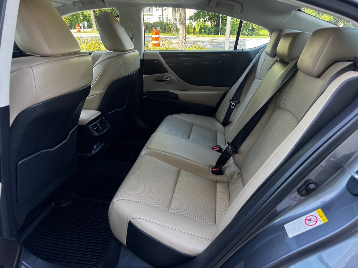 2019 Lexus ES 350 photo 17