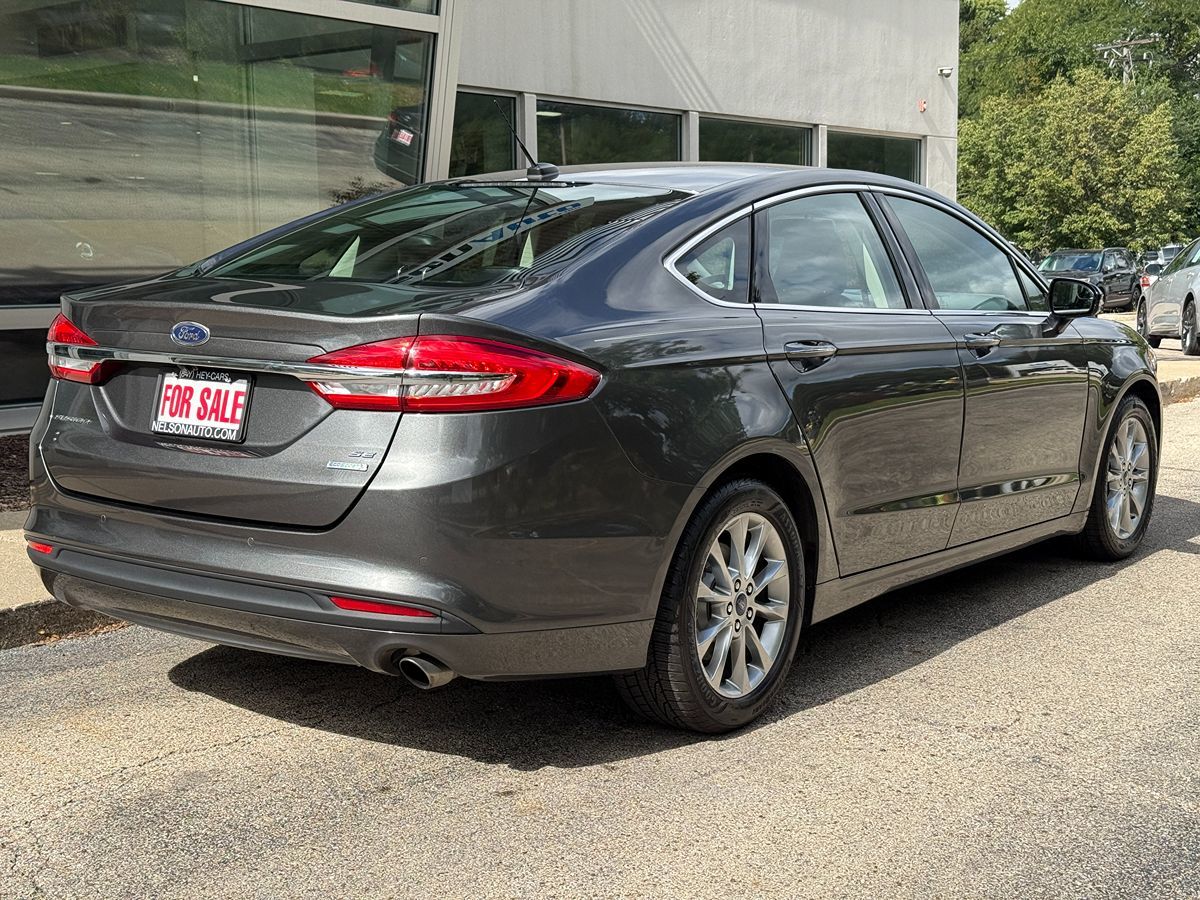 2017 Ford Fusion SE photo 2