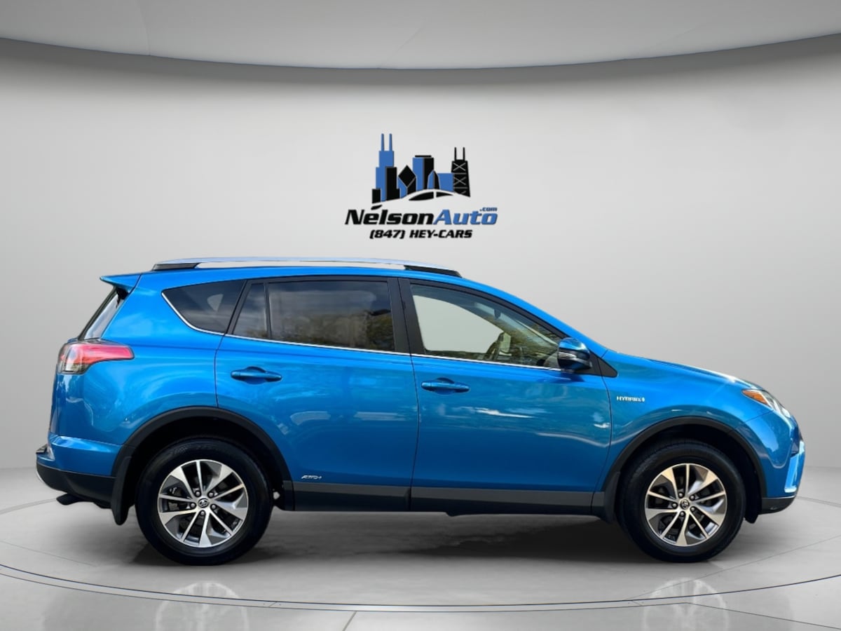 2017 Toyota RAV4 XLE Hybrid photo 3