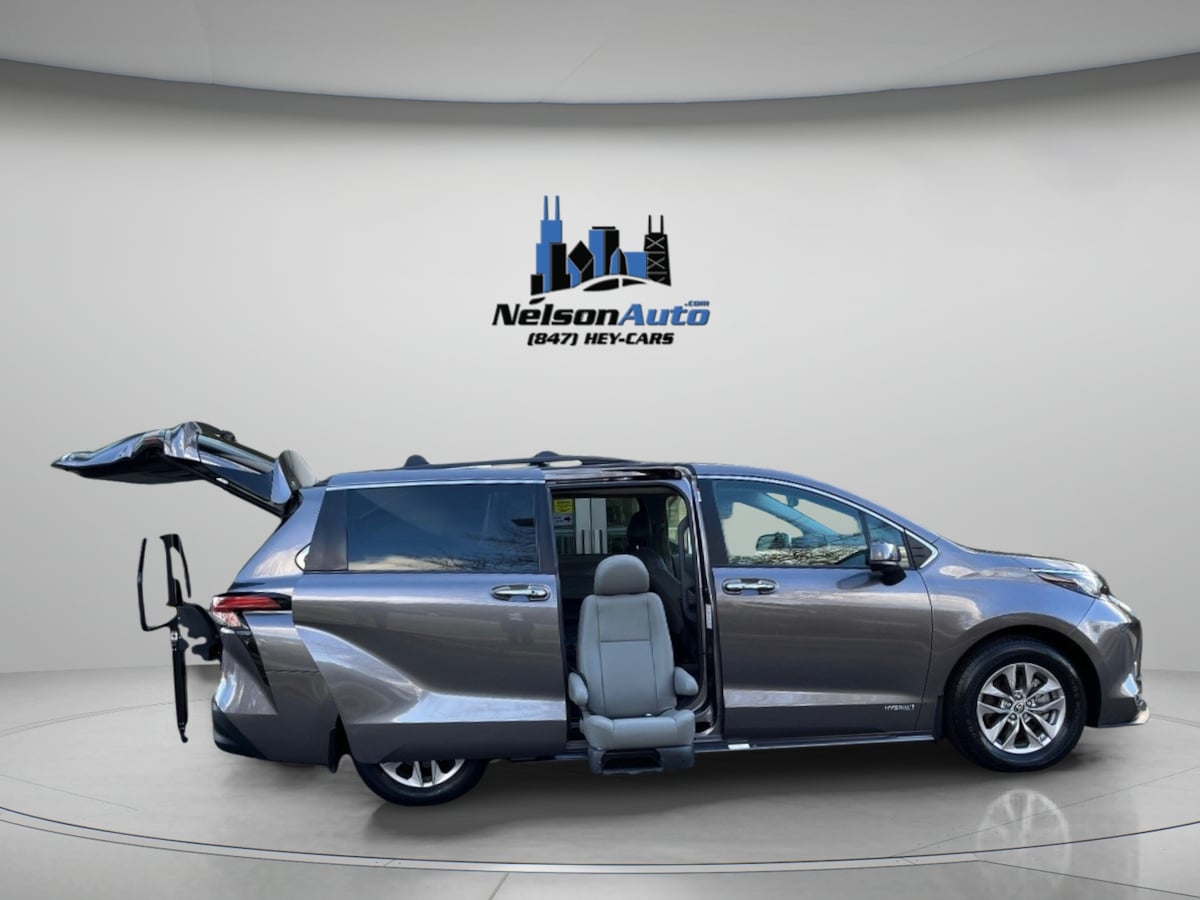 2021 Toyota Sienna XLE photo 2