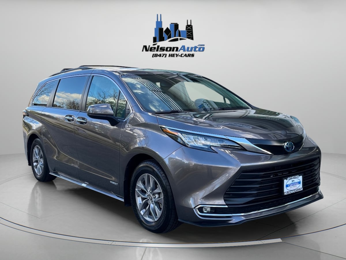 2021 Toyota Sienna XLE photo 3