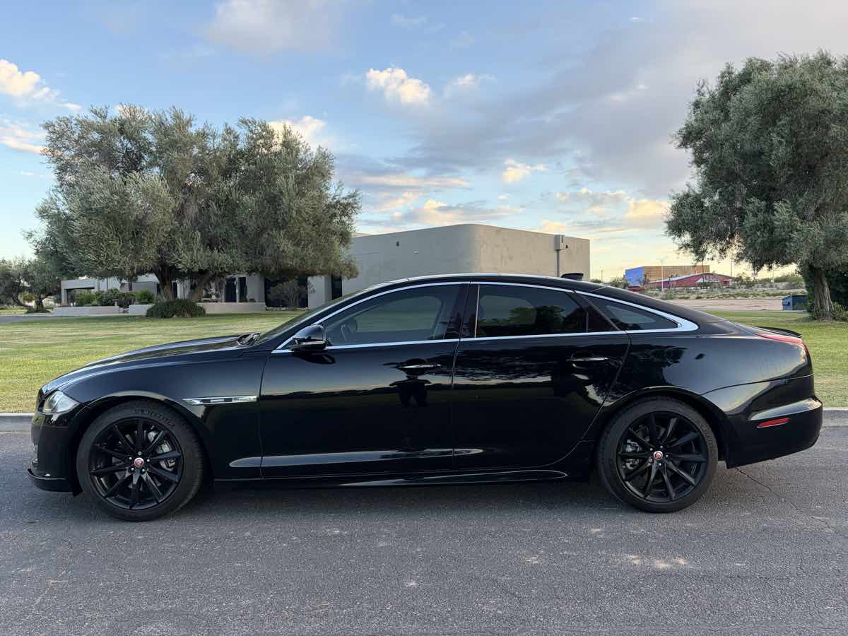 Jaguar XJ photo 2