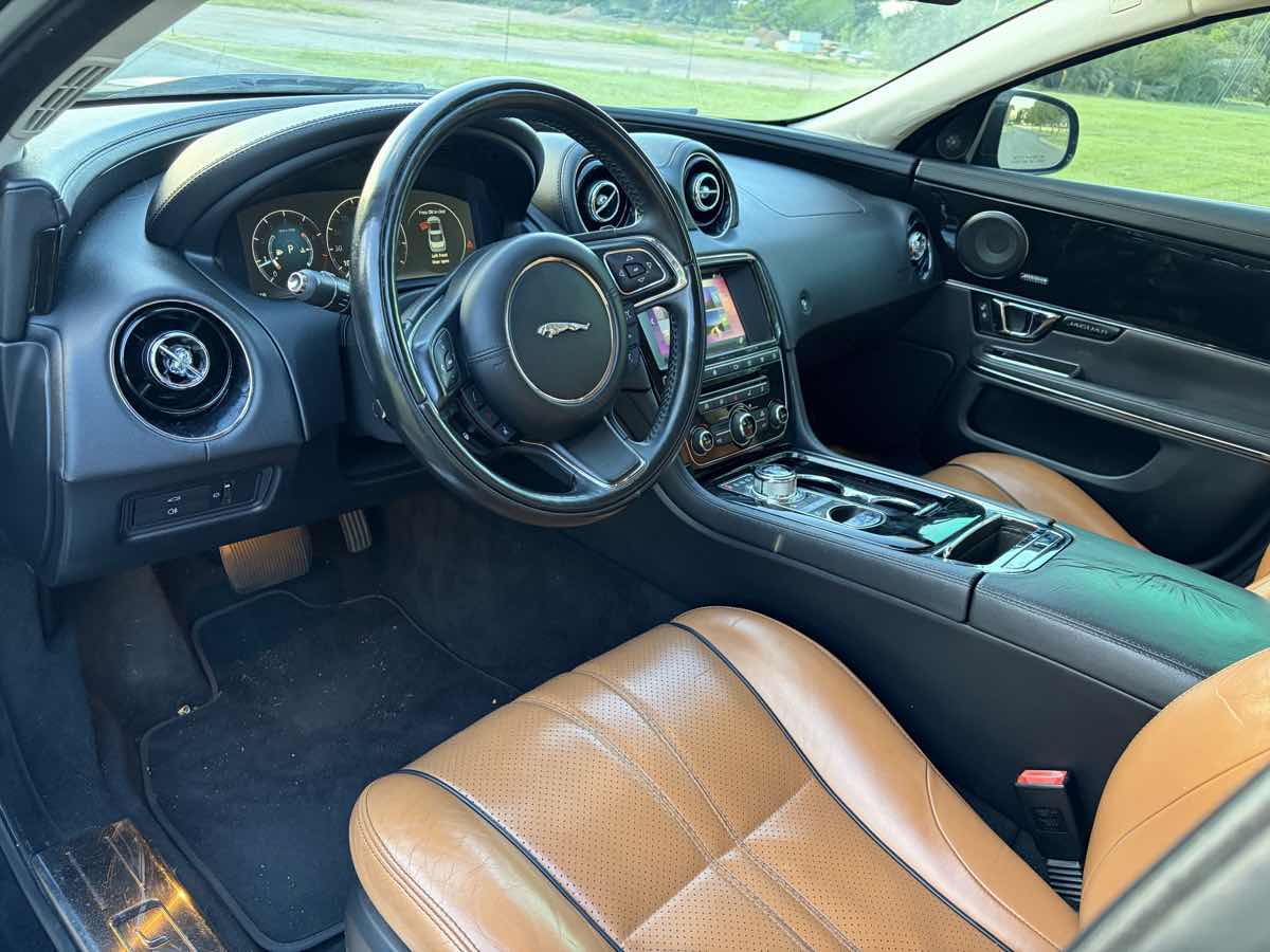Jaguar XJ photo 18