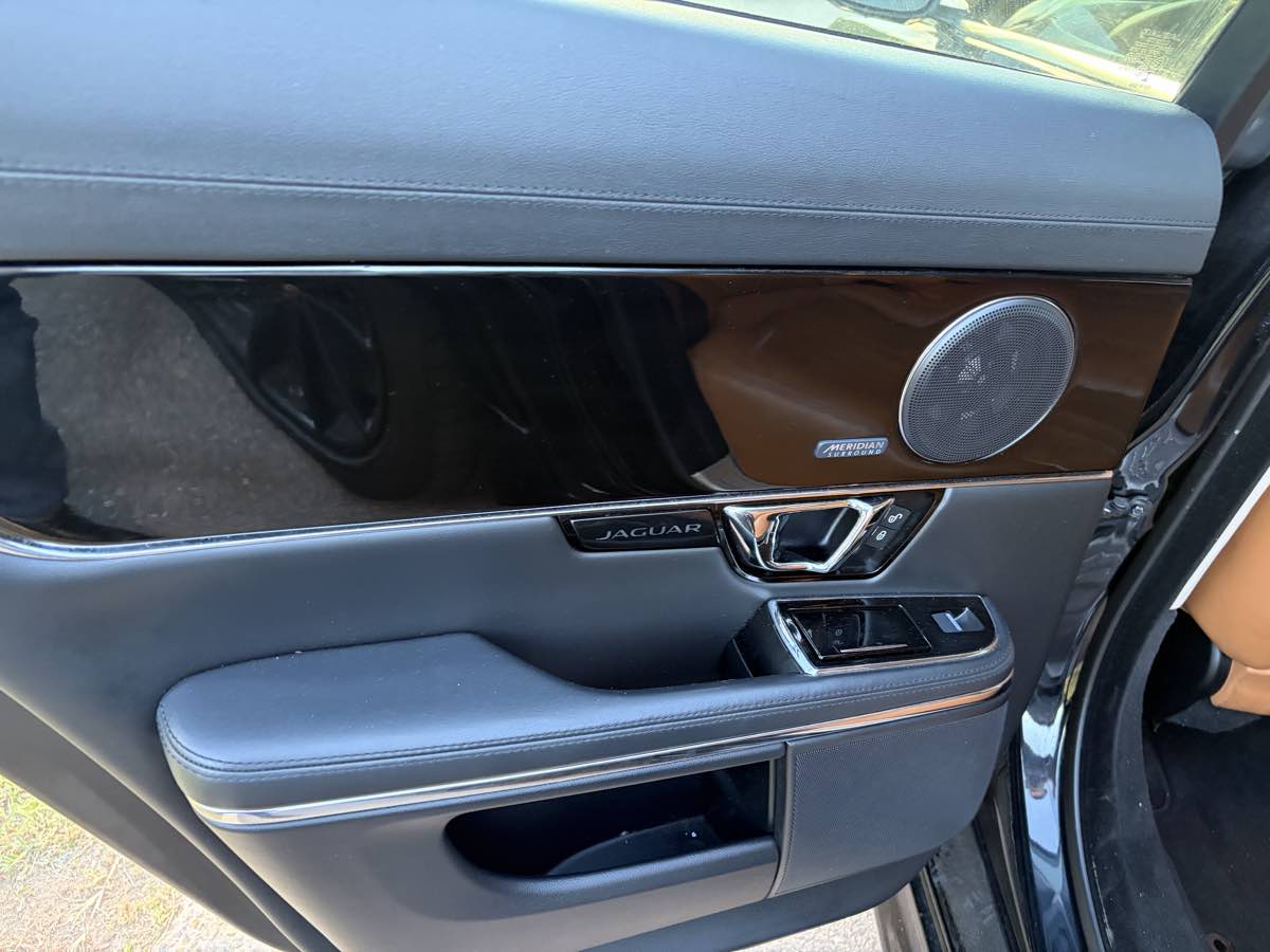 Jaguar XJ photo 22