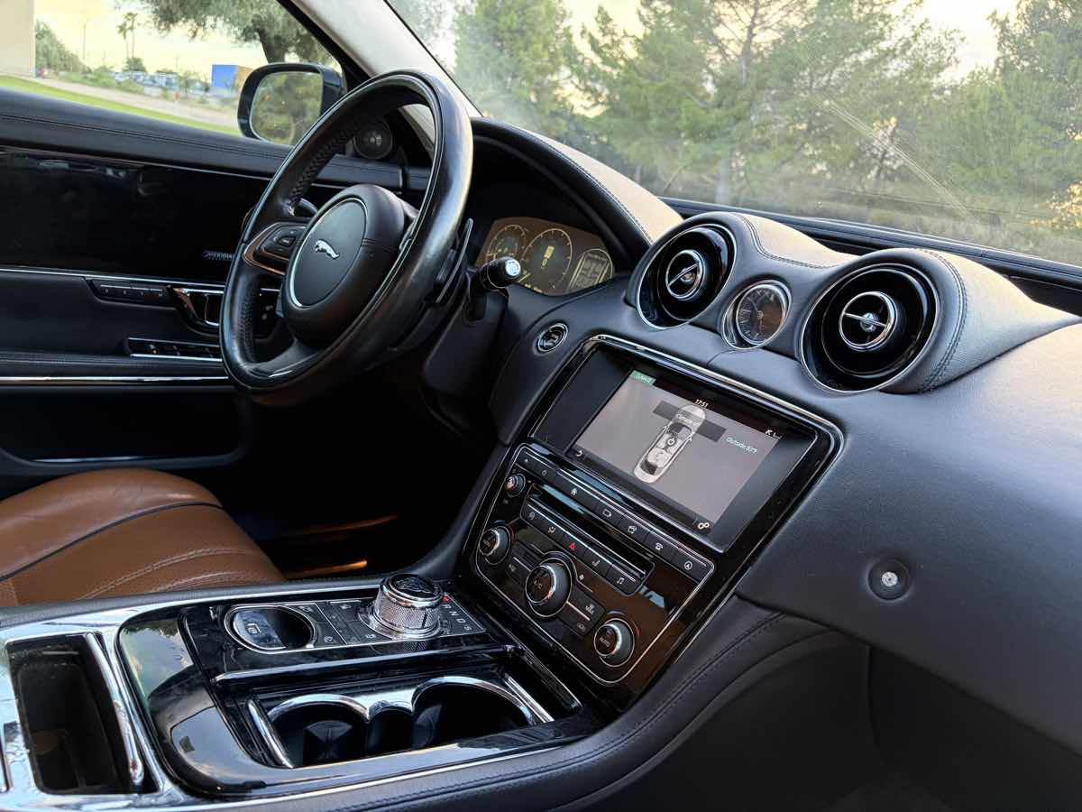 Jaguar XJ photo 25